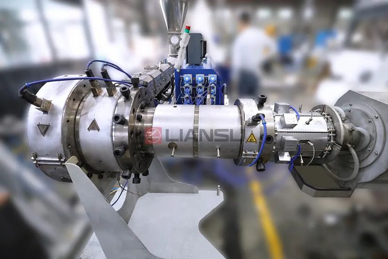 1748245063552462.jpg Pipe-head for pvc-o pipe extrusion line.jpg